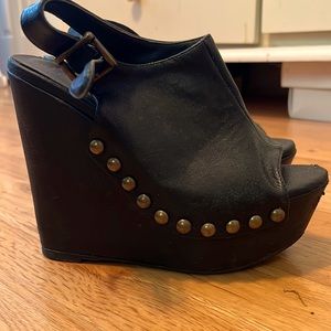 Black wedges